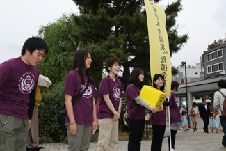 沿道における東日本大震災救援金募金活動の様子