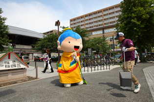 JR二条駅前で清掃活動をする「ぶったん」と参加者