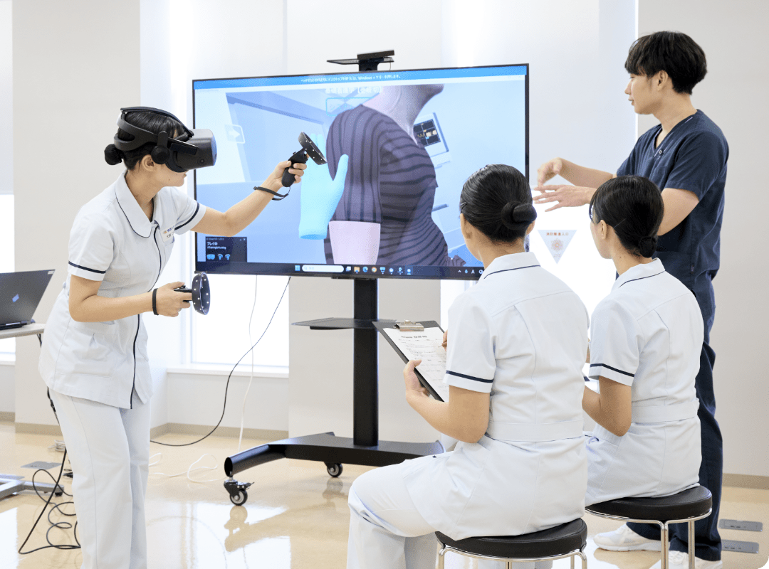 AR/VRを活用した看護学部の先進的な実習風景