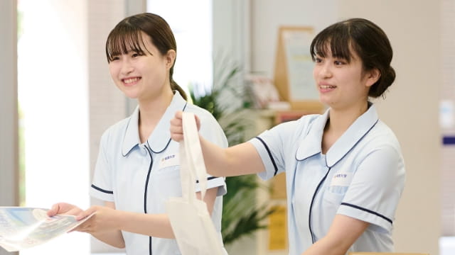 看護学生がオープンキャンパスで来場者を案内している様子