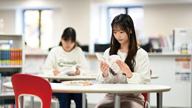 学生が図書館で入試資料を読んでいる様子
