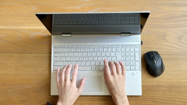 ノートパソコンで資料請求を行う様子
