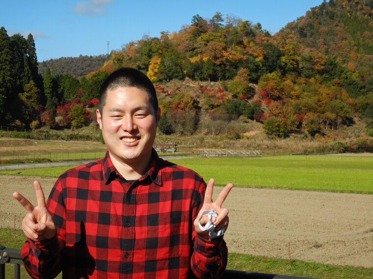 背景は「つながりの森」です。
綺麗な紅葉の周辺で作業をしました。