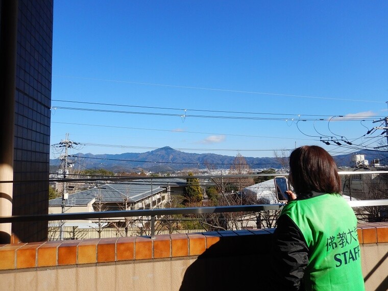 紫野キャンパス7号館外階段から見える比叡山を紹介しました。