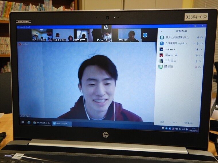 司会進行は学生スタッフが務めました。