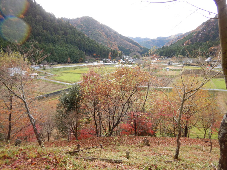 頂上から集落を見渡せます。