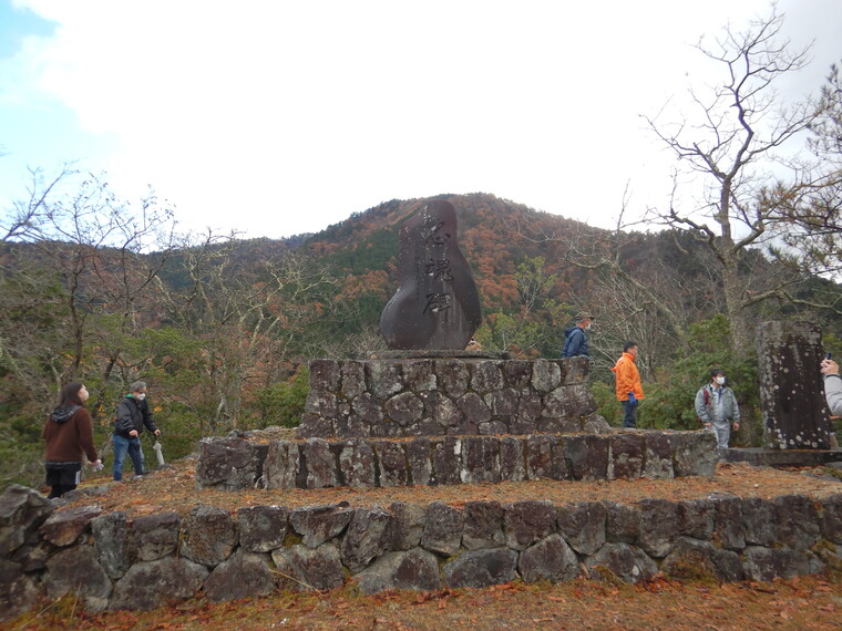 頂上の慰霊碑。