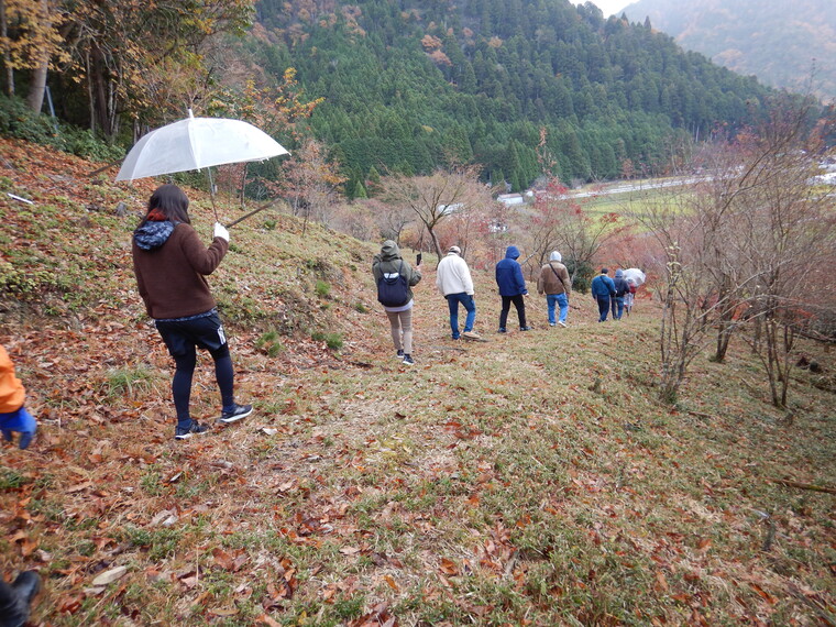 小雨の中、つながりの森を散策。