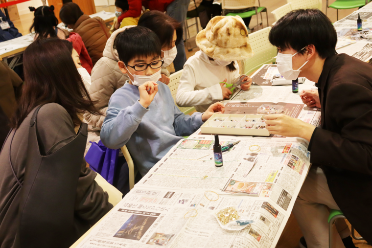 学生が作り方をレクチャー