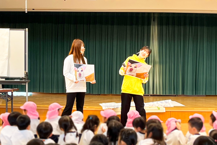 附属幼稚園にて。学生たち自身も楽しそう。