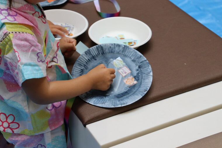 夜空にあがる花火をモチーフにしたメダル作り