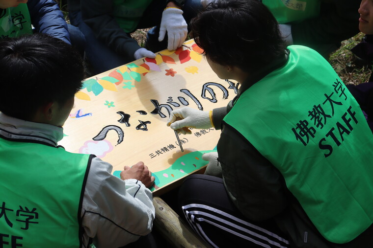 難航した取り付け作業。学生の根気強さに脱帽!