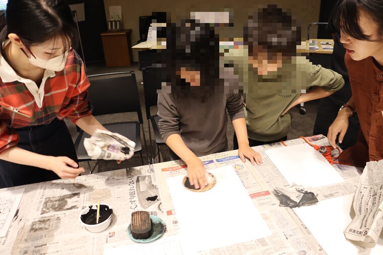 バレンで擦ると、うっすらと紙に写っていくのがわかります