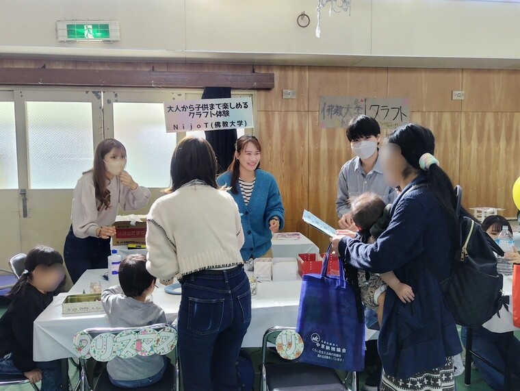 地域の方と交流しながら、学生もおまつりを楽しみました