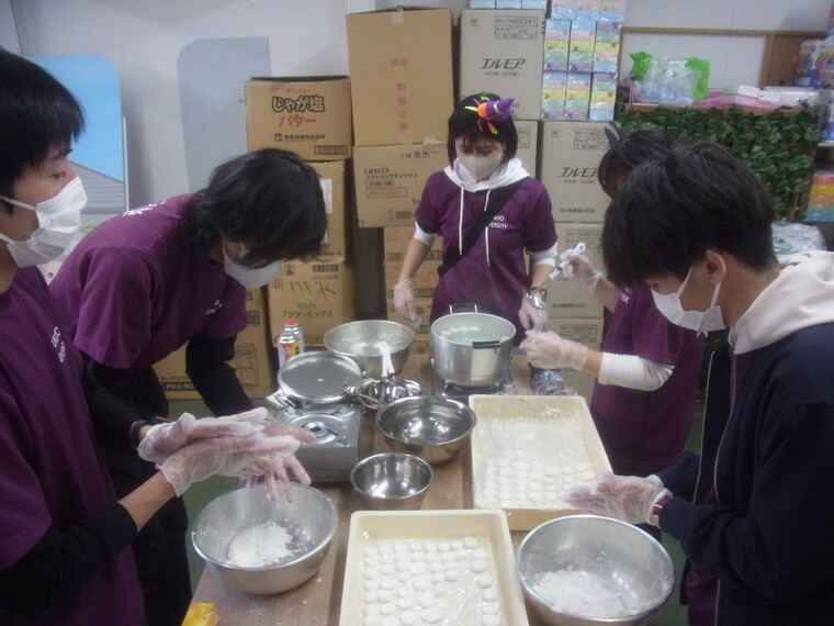 おしるこ用のお餅をこねます