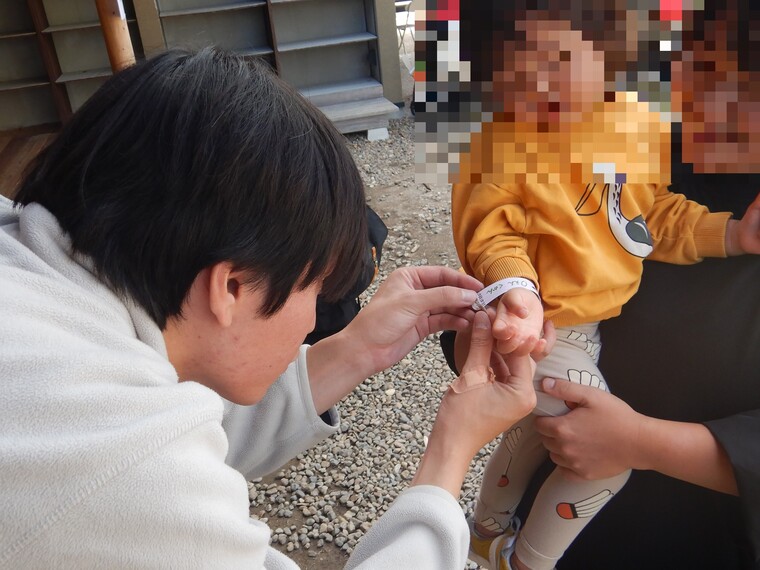 今日の切符を手首につけるよ!