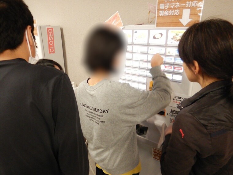 学食体験!メニューを選んで食券を購入中