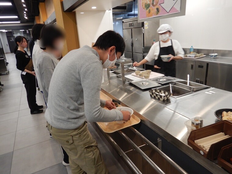 注文した料理を受け取ります