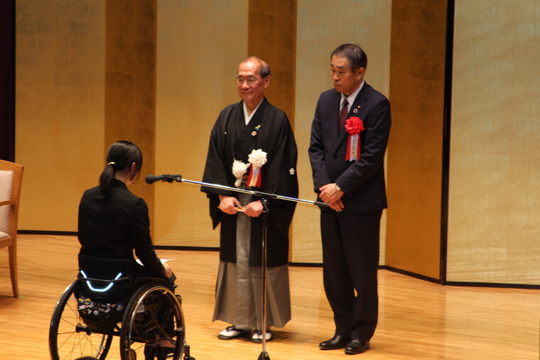 受賞者代表として謝辞を述べる藤原選手