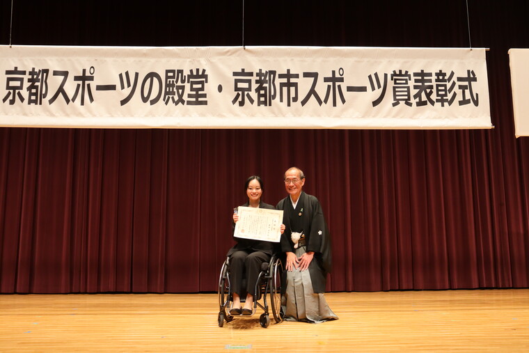 表彰状を持って笑顔の藤原選手と門川大作京都市長
