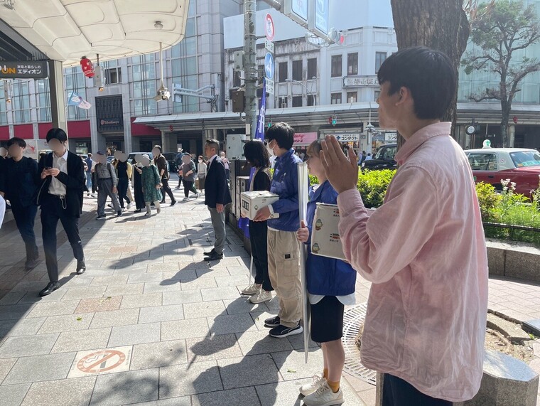 救援金の募金を呼びかける学生たち