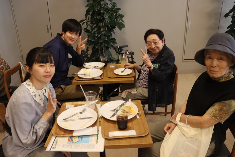 ペアで向かいあって昼食です。