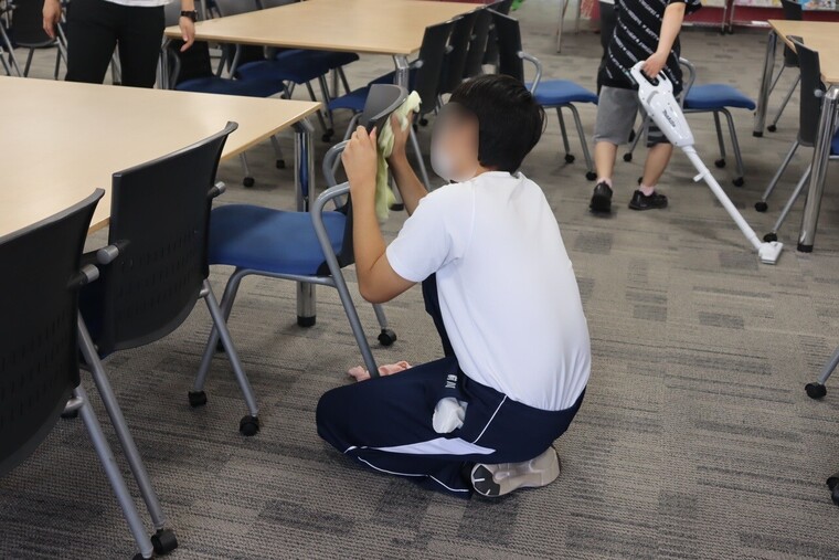 掃除機係と雑巾がけを交代で実施