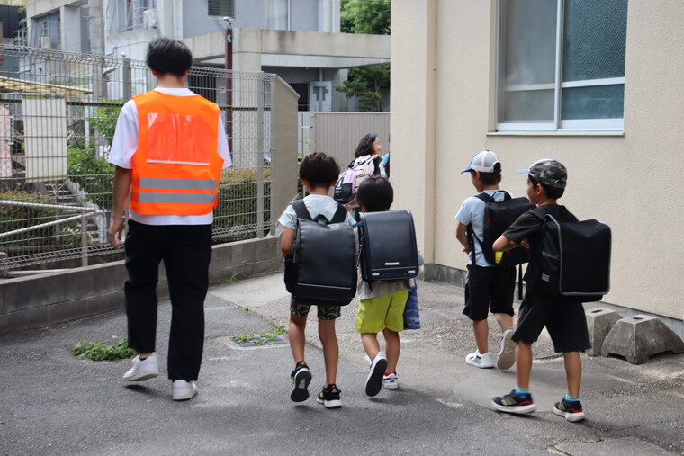 校門までお喋りしながらお見送り