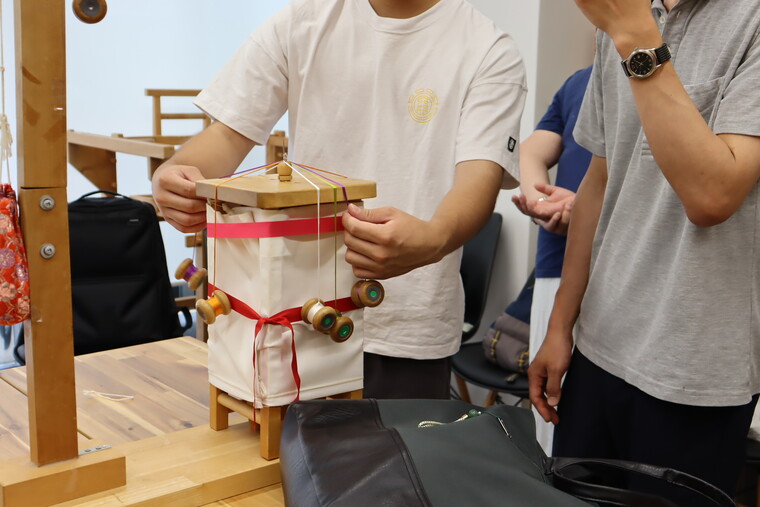 参加者に作り方をレクチャー
