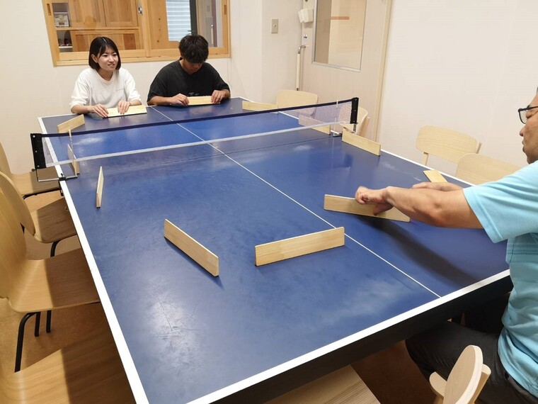 卓球バレーの練習をする学生