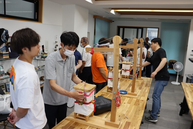 参加者同士、作ったくみひもを見せ合いました