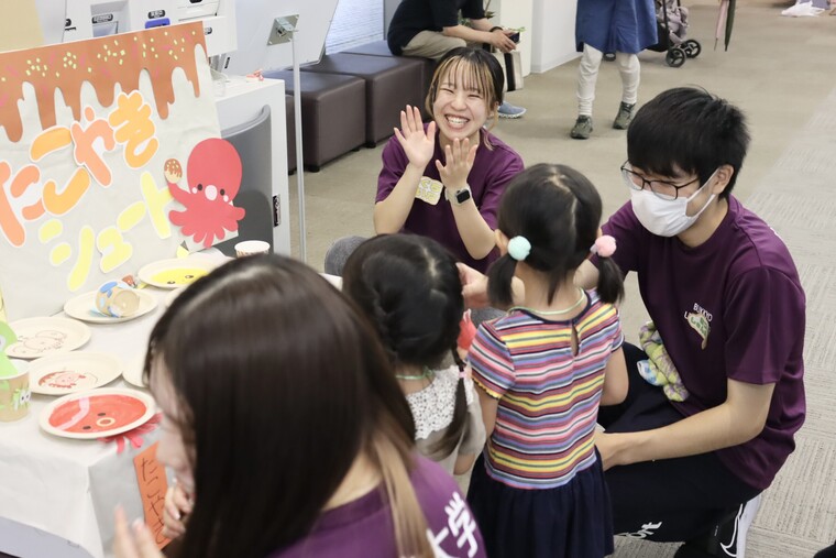 学生の「じょうず!」という声に喜ぶ子どもたち