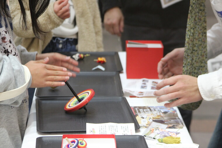 京こま回しに挑戦する子どもたち