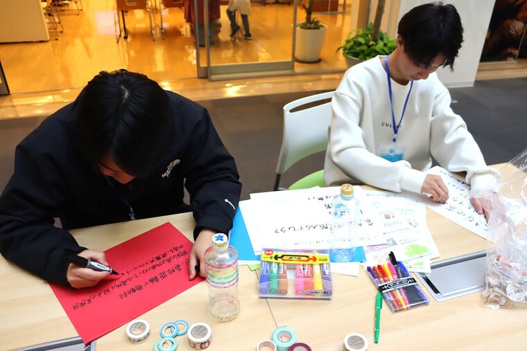 クイズの用意をする学生