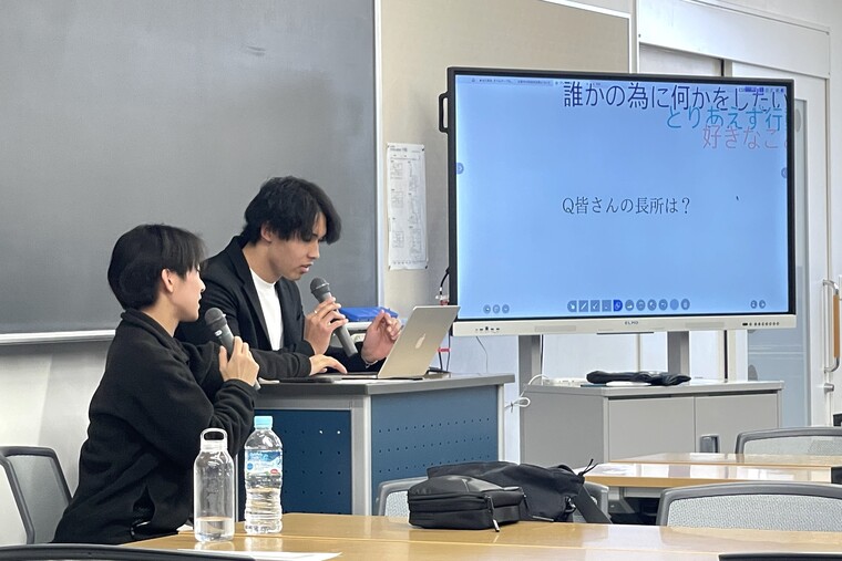 参加者のコメントを読み上げながらトーク