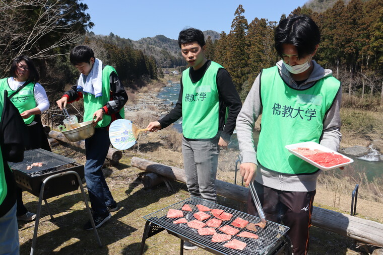 昼食は地元のお米とバーベキュー