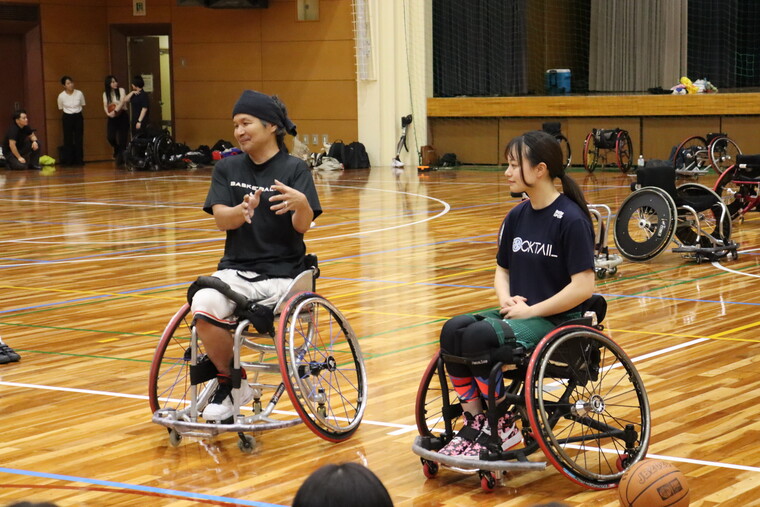 パラスポーツについて語る講師の諸隈さん