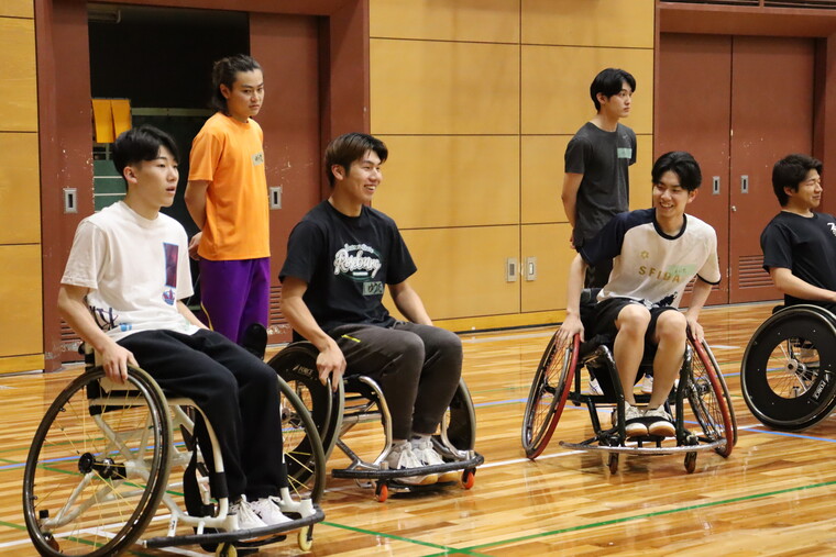 はじめて乗る競技用車いすに「思ったより軽い！」という声も。