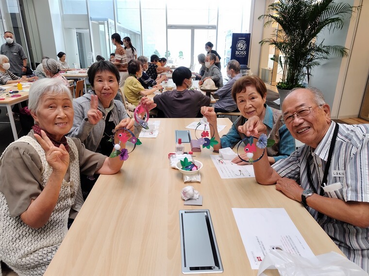 会話を楽しみながら工作する地域の皆さん