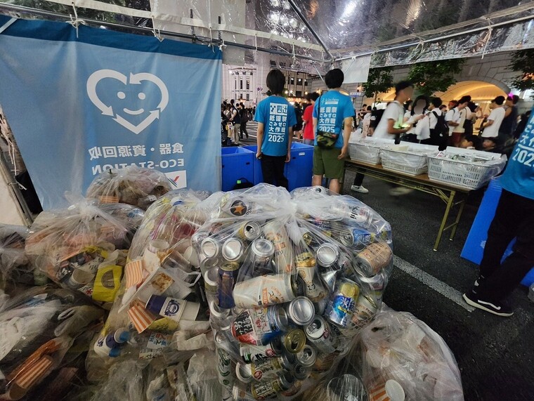 回収されたゴミは種類別に袋詰め