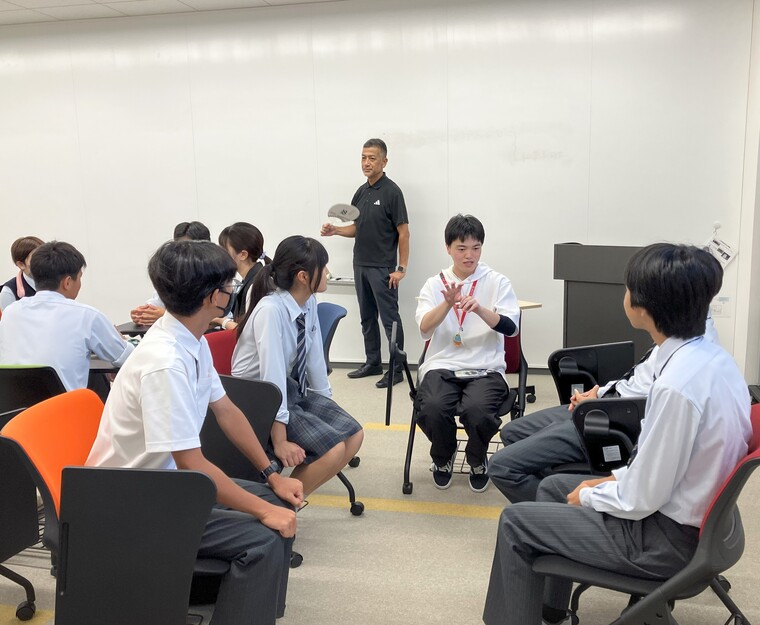 紫野C_授業体験後、大学生と高校生との意見交換