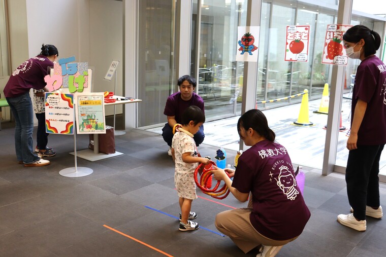 大きい輪投げは学生がお手伝い!