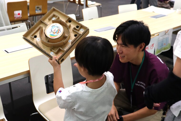 本学のマスコットキャラクター「ぶったん」のビー玉迷路!