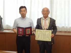 田中学長から山口先生に賞状
と記念品が手渡された