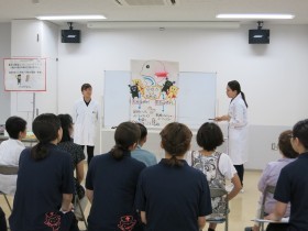 保健師の資格取得をめざす看護学科3回生が住民への健康教育を実施