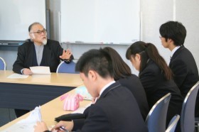 高校生が歴史学部原田敬一教授を訪ね来学
