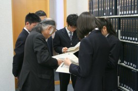 高校生が歴史学部原田敬一教授を訪ね来学